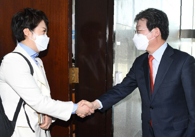 4월 8일 서울 여의도 국회에서 유승민 전 국민의힘 의원과 김은혜 국민의힘 의원이 인사하고 있다. [뉴스1]
