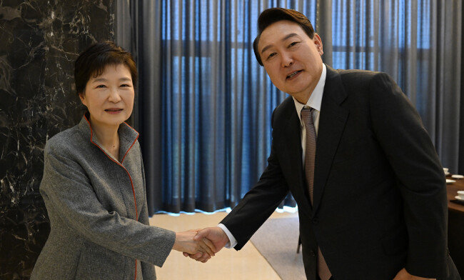 4월 12일 윤석열 대통령 당선인이 대구시 달성군 유가읍에 있는 박근혜 전 대통령 사저를 찾아 약 50분간 면담을 했다. [당선인 대변인실 제공]