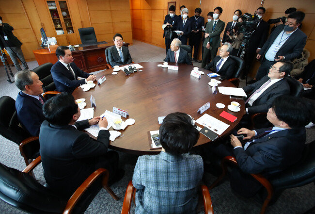 3월 21일 윤석열 대통령 당선인이 서울 종로구 통의동 대통령직인수위원회 사무실에서 경제 6단체장과 회동하고 있다. 경제단체장들과 긴밀히 소통하겠다는 의지를 보였다. [동아DB]