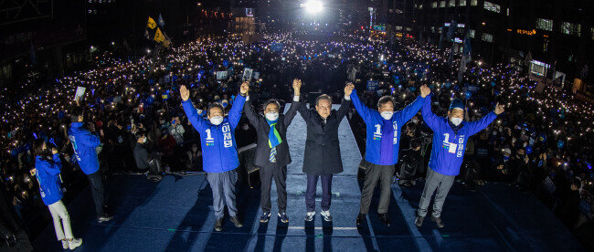 3월 8일 이재명 당시 더불어민주당 대선후보(가운데)가 서울 중구 청계광장에서 열린 마지막 유세에서 손을 맞잡고 한 표를 호소하고 있다. 왼쪽부터 (당시 직함으로) 정세균 전 국무총리, 김동연 새로운물결 대표, 이 후보, 이낙연 총괄선대위원장, 송영길 대표. [사진공동취재단]