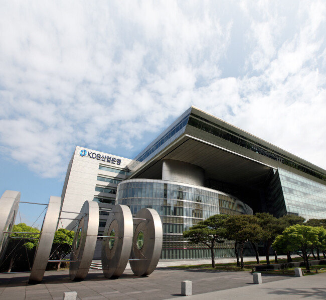 ◀ 4월 3일 대통령직인수위원회에 따르면 인수위는 지방균형발전특위 주도로 산업은행의 부산 이전을 논의하는 것으로 알려졌다. 사진은 서울 영등포구 여의도동에 위치한 KDB산업은행 본점. [뉴스1]