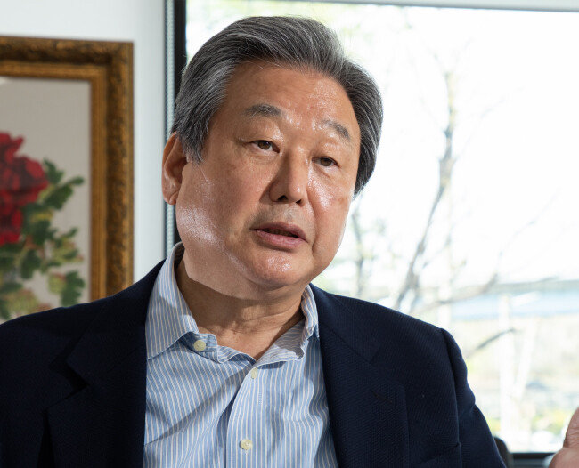 김무성 전 새누리당(현 국민의힘) 대표가 4월 11일 서울 마포구 ‘더 좋은 세상으로(마포포럼)’ 사무실에서 ‘신동아’와 인터뷰하고 있다. [조영철 기자]