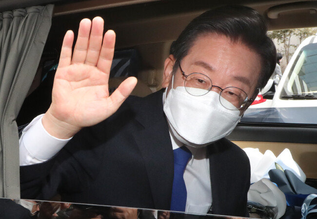 대통령선거에서 패배한 이재명 더불어민주당 상임고문이 3월 10일 서울 여의도 중앙당사에서 열린 선거대책위원회 해단식에 참석한 뒤 당사를 떠나고 있다. [동아DB]