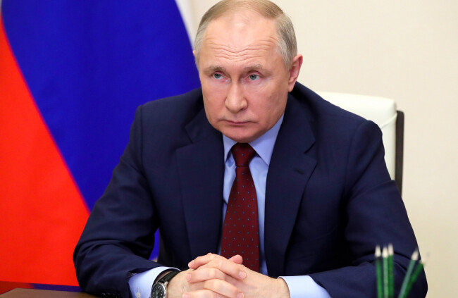 ICC는 3월 2일 러시아의 우크라이나 침공과 관련해 전쟁범죄 등의 혐의에 대해 수사를 착수했다. 사진은 4월 5일 관료 회의를 주재하는 블라디미르 푸틴 대통령 모습. [AP/뉴시스 ]