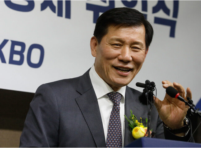 3월 31일 서울 그랜드 하얏트호텔에서 열린 ‘2022 신한은행 SOL KBO리그’ 미디어데이 행사에서 허구연 한국야구위원회(KBO) 총재가 인사말을 하고 있다. [동아DB]