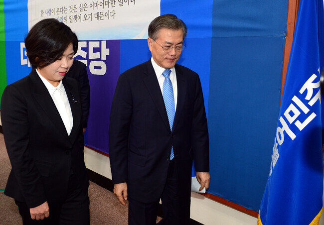 2016년 1월 12일 양향자 삼성전자 메모리사업부 플래시개발실 상무가 민주당 입당 기자회견을 마치고 문재인 당시 민주당 대표와 밖으로 나서고 있다. [뉴시스]
