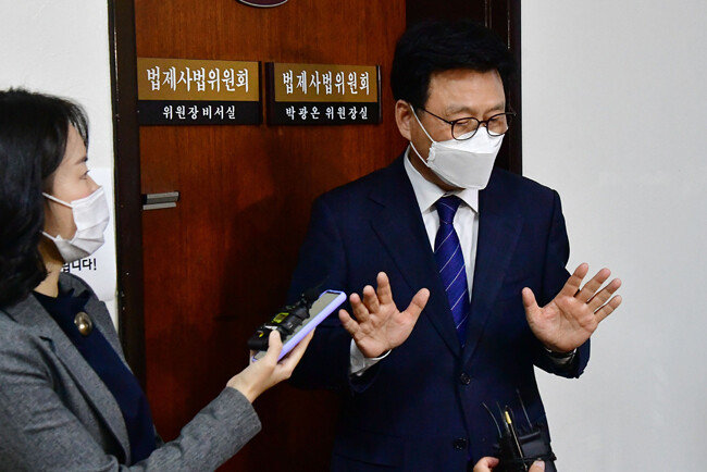 국회 법제사법위원장인 박광온 더불어민주당 의원이 4월 21일 서울 국회 법사위원장실 앞에서 검수완박 입법을 위한 안건조정위원회 구성과 관련해 취재진의 질문에 답하고 있다. 안건조정위 무력화를 위해 민형배 의원이 탈당하는 ‘꼼수’를 썼다는 지적이 나오는 가운데 박 위원장은 “국회법에 따라 안건조정위원을 지정하겠다”고 했다. [사진공동취재단]