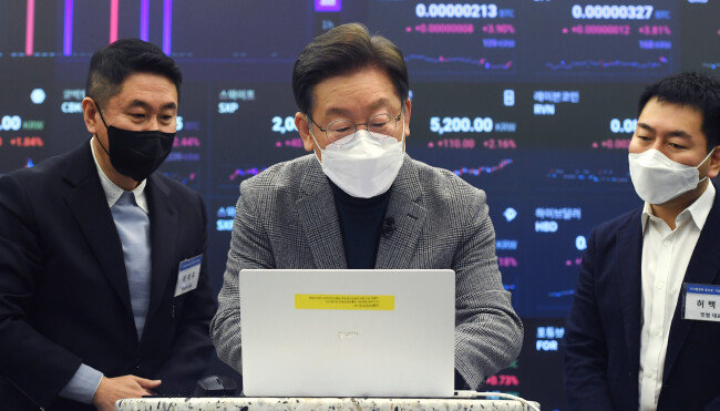 1월 19일 이재명 당시 더불어민주당 대선후보가 서울 강남구 업비트라운지에서 열린 가상자산 거래소 현장 간담회에 앞서 ‘이재명 소확행 공약 1호’를 NFT로 발행하는 시연을 하고 있다. [뉴스1]