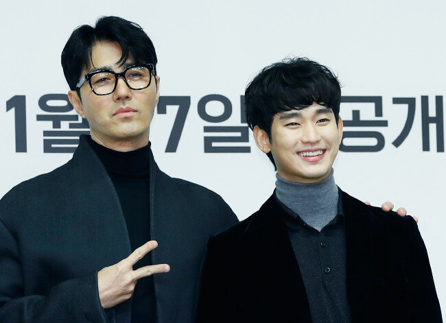 쿠팡은 2020년 12월 동영상 스트리밍 OTT 서비스 ‘쿠팡플레이’를 오픈했다. 사진은 지난해 11월 26일 서울 영등포구 콘래드 서울에서 열린 쿠팡플레이 오리지널 ‘어느 날’ 제작발표회에 참석한 주연배우 차승원(왼쪽)과 김수현. [뉴스1]