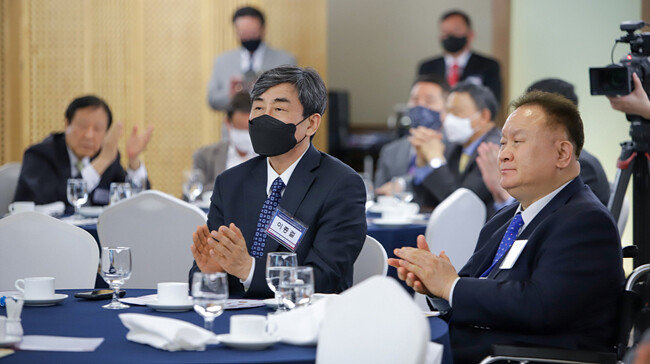 2022 원코리아국제포럼에 참석한 이종걸 민족화해협력범국민협의회 대표상임의장(왼쪽)과 이상민 더불어민주당 의원. [2022 원코리아국제포럼]