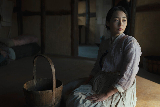 드라마 ‘파친코’에서 일제강점기인 1930년대, 10대인 선자(김민하 분)가 자신의 엄마가 운영하는 부산 영도의 하숙집 방에 심각한 표정을 한 채 앉아 있다. [애플TV+]