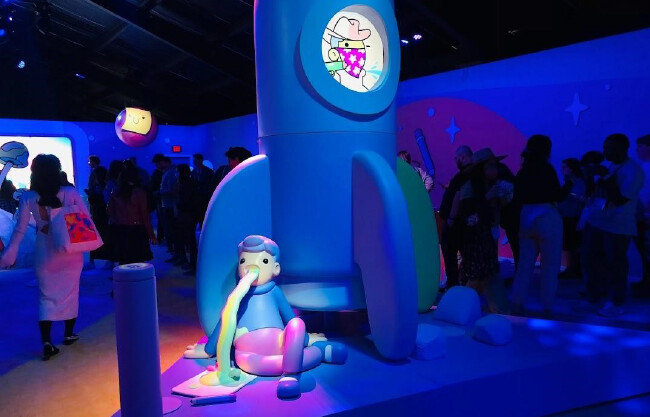NFT 프로젝트 ‘두들스’의 사우스바이 사우스웨스트 2022 행사장 입구에 두들스 캐릭터 조형물이 설치돼 있다. [박원익]