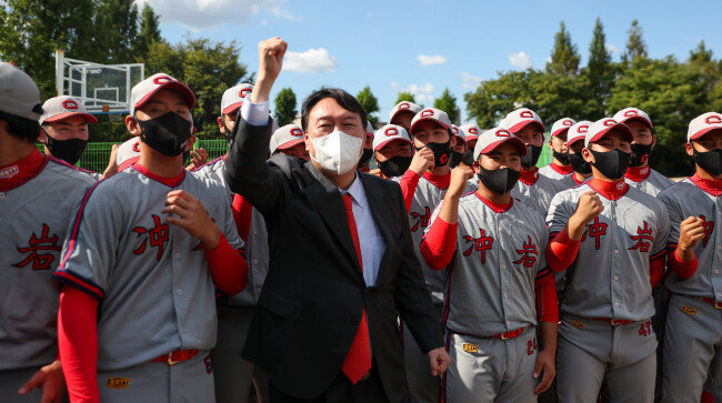2021년 9월 8일 윤석열 대통령 당선인이 모교인 충암고등학교에서 야구부 선수들과 만났다. [동아DB]