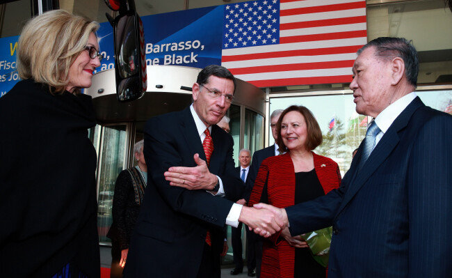 2016년 3월 존 바라소 공화당 상원의원이 경기 화성시 현대·기아 남양 연구소를 방문해 정몽구 현대차그룹 명예회장과 악수를 나누고 있다. 존 바라소 의원은 러시아에 대한 경제제재 목적으로 러시아산 우라늄 수입을 금지하는 법안을 발의했다. [동아DB]