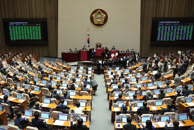 4월 30일 서울 여의도 국회에서 열린 본회의에서 검찰청법 개정안, 이른바 ‘검수완박’ 법안이 통과되고 있다. [사진공동취재단]