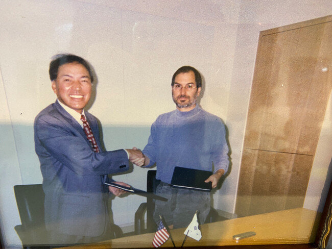 스티브 잡스 애플 창업자와 이윤우 전 삼성전자 부회장. [이윤우]