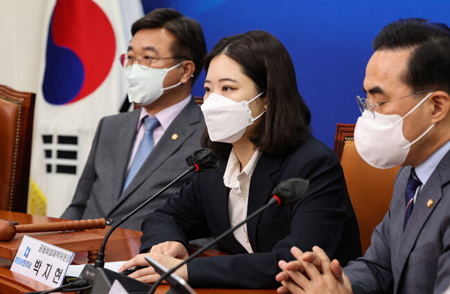 박지현 더불어민주당 공동비상대책위원장이 5월 11일 서울 여의도 국회에서 열린 비상대책위원회의에서 모두발언을 하고 있다. 이날 박 위원장은 윤석열 대통령의 취임사를 겨냥해 “비판 세력을 반지성주의로 공격하려는 의도를 숨기지 않았다”고 했다. [뉴스1]