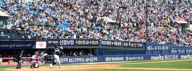 5월 5일 서울 잠실야구장에서 ‘2022 신한은행 MY CAR KBO리그’ 두산 베어스와 LG 트윈스 경기에서 관중이 응원하고 있다. [동아DB]