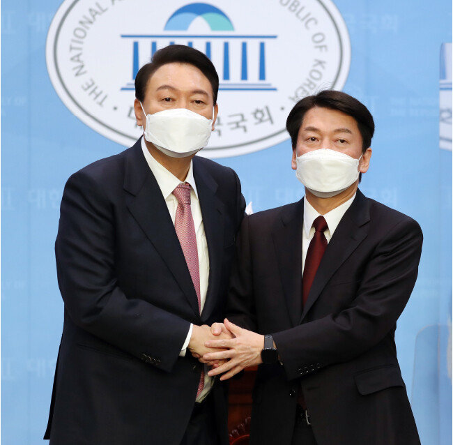 3월 3일 당시 국민의힘 윤석열 대선후보와 국민의당 안철수 대선후보가 서울 여의도 국회 소통관에서 후보단일화 합의를 발표하는 공동 기자회견을 하고 있다. [뉴시스]