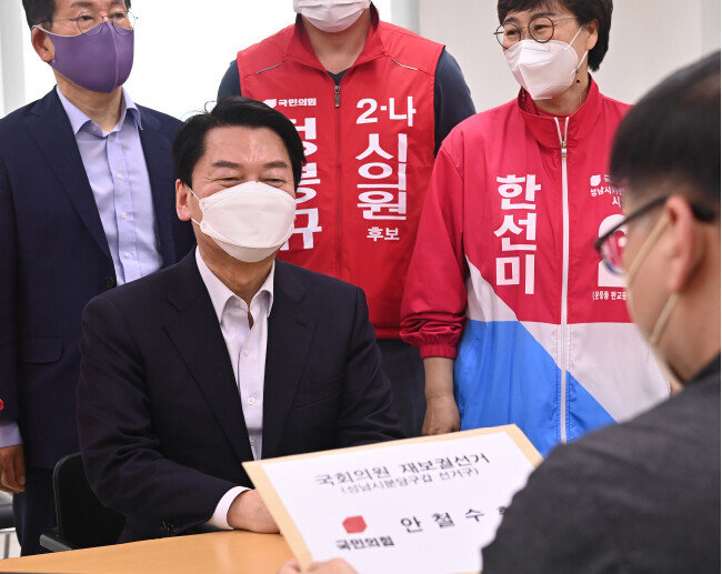 6·1 국회의원 보궐선거에서 경기 분당갑에 출마한 안철수 국민의힘 후보가 5월 12일 경기 성남시 분당구선거관리위원회에서 후보 등록을 하고 있다. [뉴시스]