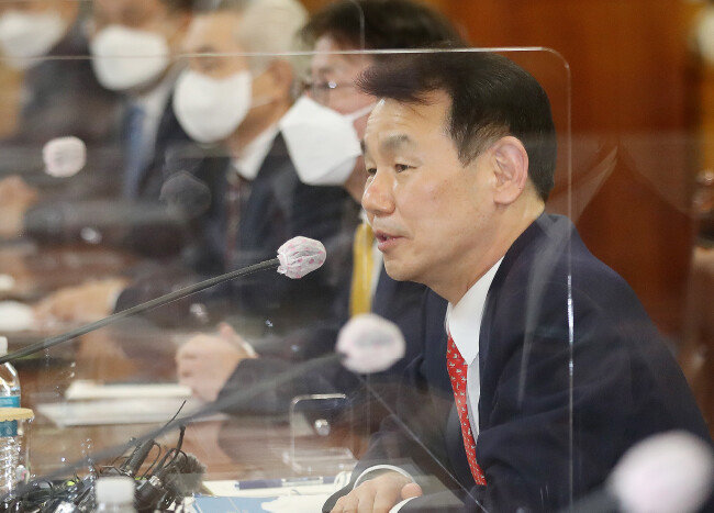 정은보 전 금융감독원장은 5월 3일 ‘은행장 간담회’ 모두발언에서 “자사주 매입, 배당 등은 손실 흡수 능력이 유지되는 범위에서 신중하게 해야 한다”고 지적했다. [뉴스1]