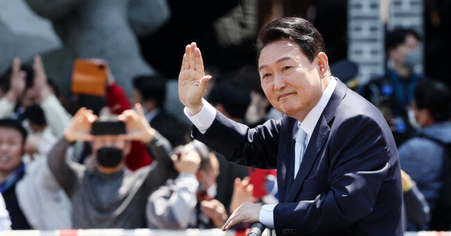 윤석열 대통령이 5월 10일 국회에서 열린 제20대 대통령 취임식을 마치고 자동차를 타고 용산 대통령실 청사로 향하며 손을 들어 인사하고 있다. [국회사진기자단]