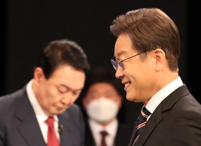3월 2일 당시 이재명 더불어민주당 대선후보가 서울 여의도 KBS 본관에서 열린 중앙선거방송토론위원회 주관 제20대 대선후보 초청 3차 법정 TV 토론회에서 윤석열 국민의힘 대선후보 옆을 지나가고 있다. [청와대사진기자단]