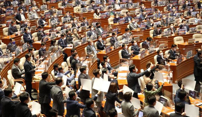 4월 30일 서울 여의도 국회에서 열린 제396회 임시회 본회의에서 형사소송법·검찰청법이 국민의힘 의원들의 항의 속에 통과되자 민주당 의원들이 박수를 치고 있다. [원대연 동아일보 기자]