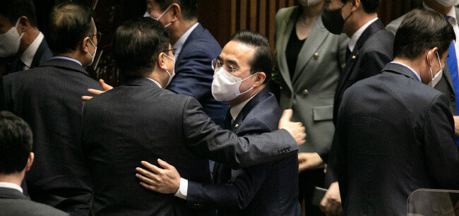5월 3일 박홍근 더불어민주당 원내대표가 국회 본회의에서 ‘검수완박’ 법안인 형사소송법 개정안이 통과되자 의원들과 얼싸안으며 인사를 나누고 있다. [뉴스1]