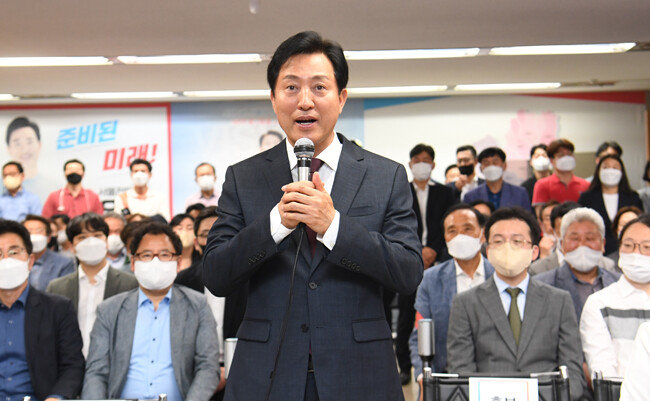 오세훈 국민의힘 서울시장 후보가 2일 오전 서울 중구 프레스센터에 마련된 캠프 개표상황실에서 당선이 확실시되자 당선 소감을 말하고 있다. [뉴스1]