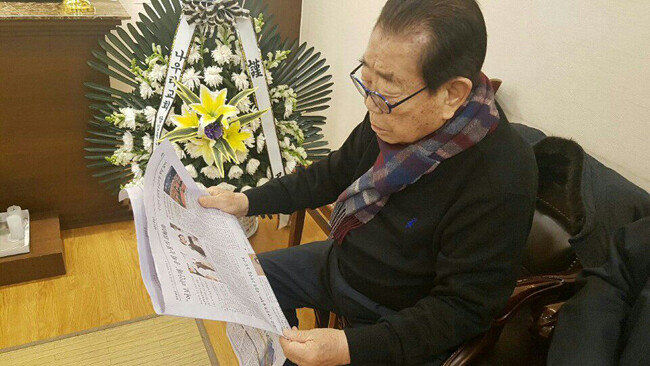 송해는 2018년 아내 석옥이 여사를 먼저 떠나보냈다. 사진은 당시 동아일보에 실린  부고기사를 읽고 있는 모습. [동아DB]