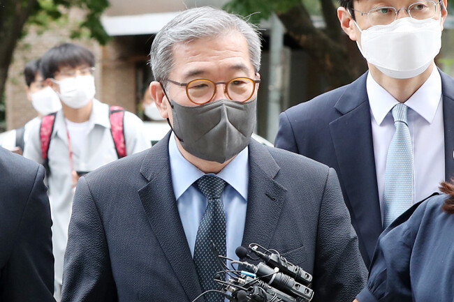 장하원 디스커버리자산운용 대표가 8일 서울 양천구 서울남부지방법원에서 열린 영장실질심사에 출석하고 있다. [뉴스1]