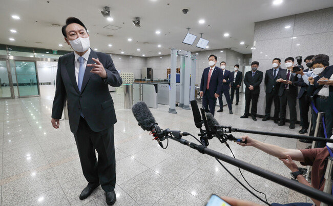 윤석열 대통령이 취임 한 달을 맞은 6월 10일 서울 용산구 대통령실 청사로 출근하며 취재진의 질문에 답하고 있다. [대통령실사진기자단] 