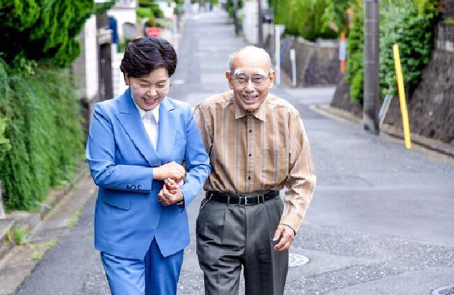제2의 아버지인 하마다 시게타카 박사의 손을 꼭 잡고 걷는 양향자 의원. 코로나 여파로 3년 만에 상봉했다. [양향자 의원실]