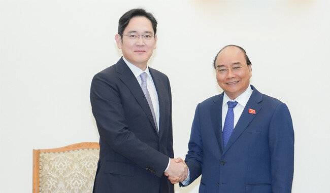 2020년 10월 20일 이재용 삼성전자 부회장이 하노이 총리관저에서 응우옌 쑤언 푹 베트남 당시 총리(현 국가주석)와 면담했다. 이날 이 부회장은 코로나19 장기화에 따른 대책, 삼성과 베트남의 협력 방안 등을 논의했다. [삼성전자]