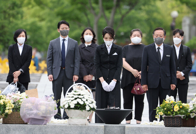 윤석열 대통령 부인 김건희 여사가 13일 경남 김해시 진영읍 봉하마을을 방문해 고 노무현 전 대통령 묘역에 참배하고 있다. 오른쪽에서 세번째가 김량영 충남대 겸임교수(무용학과)다. [대통령실통신사진기자단]