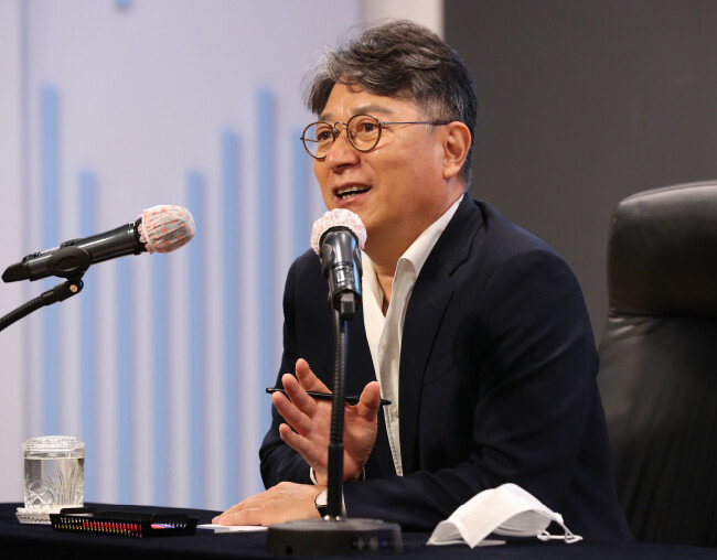 곽재선 KG그룹 회장은 2003년 KG케미칼을 시작으로 20개 기업을 인수·합병해 경영 정상화를 이끌었다. 사진은 2020년 8월 KG동부제철 어닝서프라이즈 발표 후 서울 중구 KG타워에서 기자간담회를 열고 성과를 설명하는 곽 회장. [이데일리 ]