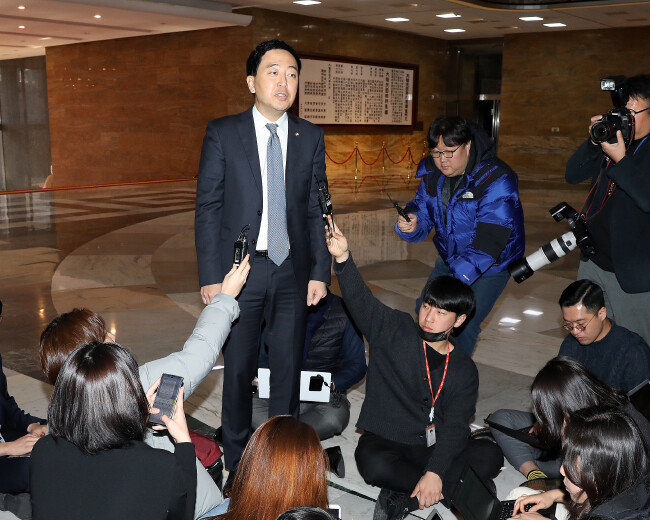 2020년 2월 18일 당시 금태섭 더불어민주당 의원이 서울 여의도 국회에서 열린 의원총회에 참석하며 공천 관련 입장을 밝히고 있다. 그는 김남국 변호사가 자신의 지역구인 서울 강서구갑 출마 의사를 밝힌 것과 관련해 “총선을 조국 수호 선거로 치를 수는 없다”고 말했다. [뉴스1]