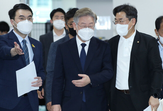 2021년 7월 22일 더불어민주당 대선 경선후보인 이재명 당시 경기지사가 기본소득 정책 발표를 위해 서울 여의도 국회 소통관에 들어서는 가운데, 김남국 의원(왼쪽 첫 번째)이 안내를 하고 있다. [사진공동취재단]