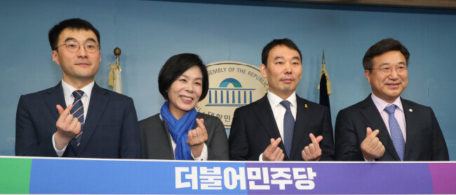 2020년 2월 7일 국회 정론관에서 더불어민주당이 조국 전 법무부 장관 시절 법무·검찰개혁위원회 위원으로 활동한 김용민(오른쪽에서 두 번째) 변호사와 이른바 ‘조국 백서’의 필자로 참여 중이던 김남국(맨 왼쪽) 변호사 등 2명의 입당식을 열었다. 두 사람은 이후 국회의원에 당선돼 함께 ‘처럼회’ 활동을 한다. [김동주 동아일보 기자]