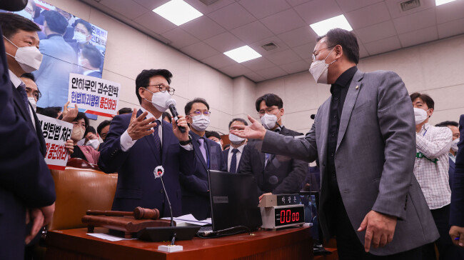 4월 27일 박광온 국회 법제사법위원회 위원장이 서울 여의도 국회에서 열린 법제사법위원회 전체회의에서 이른바 ‘검수완박법’으로 불리는 검찰청법·형사소송법 개정안을 가결시키고 있다. [뉴스1]