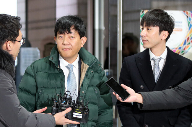 2019년 12월 2일 이재웅 전 타다 대표(왼쪽)와 박재욱 VNCN 대표가 서울 서초구 서울중앙지법에서 열린 타다의 여객자동차운수사업법 위반 관련 재판에 출석하고 있다. 이 재판에서 타다 측은 무죄판결을 받았다. [동아DB]