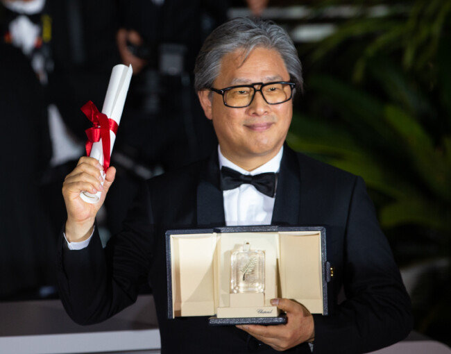 영화감독 박찬욱이 5월 28일 제75회 칸 국제영화제가 열린 프랑스 남부 칸 ‘팔레 데 페스티벌(Palais des Festivals)’에서 열린 폐막식에 참석해 감독상 트로피를 들어 보이며 기념촬영하고 있다. [뉴스1]