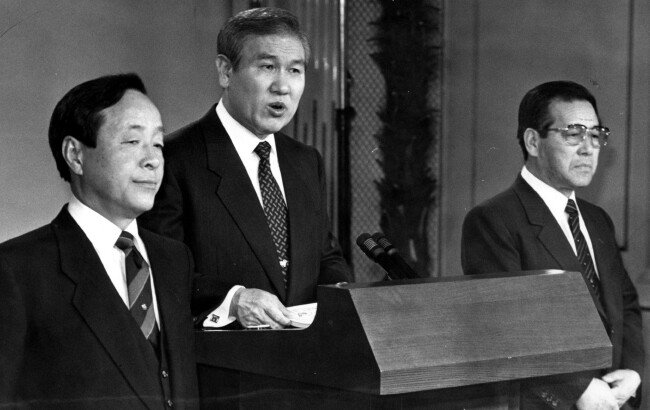 1990년 1월 22일 민주정의당 총재인 노태우 당시 대통령(가운데)이 김영삼 통일민주당 총재(왼쪽), 김종필 신민주공화당 총재와 함께 청와대에서 ‘3당 합당’을 공식 발표하고 있다. 3당 합당은 오늘날 국민의힘으로 이어지는 보수정당의 뿌리가 됐으며 현 40대에겐 ‘불신의 트라우마’로 남았다. [동아 DB]