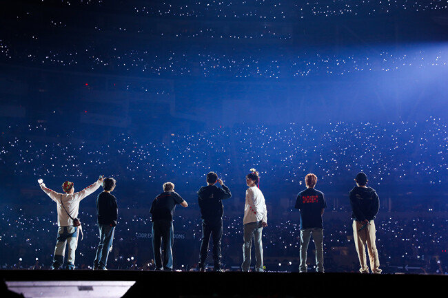 BTS가 지난해 11월 미국 LA 공연 도중 관객에게 인사하고 있다. [하이브]