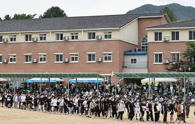 5월 30일 강원 인제군 육군 12보병사단 신병교육대에서 열린 신병 입영식에서 입영 장병들이 가족들의 환송을 받으며 연병장으로 들어서고 있다. [양회성 동아일보 기자]