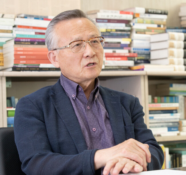 5월 25일 서울 서대문구 북한인권시민연합 사무실에서 ‘신동아’와 만난 김석우 전 통일부 차관은 “한국과 베트남은 소나무, 잣나무 사이와 같은 상생 관계”라고 강조했다. [지호영 기자]