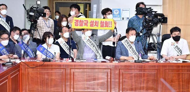 전국경찰직장협의회 관계자들이 6월 27일 서울 여의도 국회 의원회관에서 열린 ‘경찰의 중립성·독립성 확보와 민주적 통제 방안 마련을 위한 정책 토론회’에서 권은희 국민의힘 의원의 축사를 듣고 있다. [뉴스1]