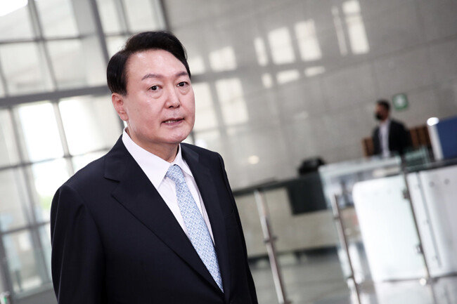 윤석열 대통령이 7월 4일 서울 용산 대통령실 청사에서 열린 출근길 도어스테핑에서 취재진의 질문에 답하고 있다. 이날 윤 대통령은 “선거 때도 지지율은 별로 유념치 않았다”고 말했다. [대통령실사진기자단]