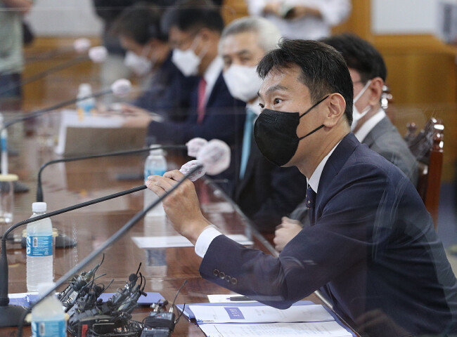 이복현 금융감독원장은 6월 20일 서울 중구 은행회관에서 취임 이후 처음으로 은행장 간담회를 열고 금리·물가 상승에 따른 건전성 강화와 소비자 이자 부담 완화를 주문했다. [뉴스1]